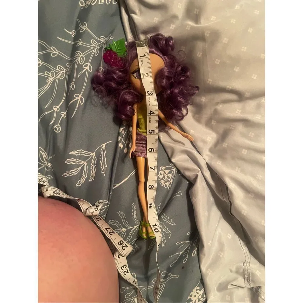 Spin Master Girls Purple La Dee Da Juicy Crush Tylie as Grape Shake-Up Doll 10